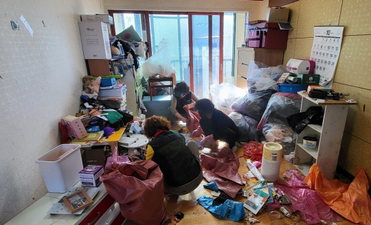 위 사진은 해당 기사 내용과 관련이 없습니다. 취약계층 주거지에 대한 환경 개선 작업 모습. [창녕군 제공]